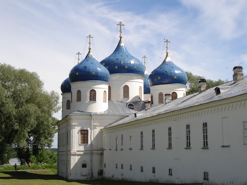 Här ett foto som visar en del av Юрьев монастырь.