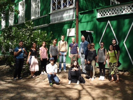 Våra studenter (nästan alla) framför Dostojevskijs datja.