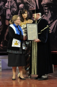 Elisabeth får diplom